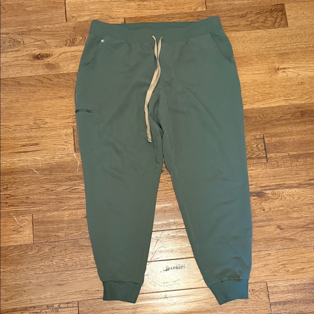 Figs women’s joggers in color moss